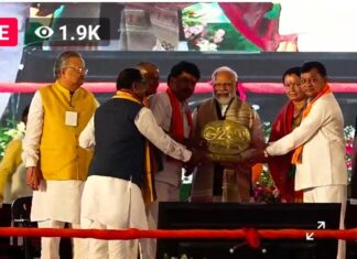 रायगढ़ विशाल जनसभा में प्रधानमंत्री नरेंद्र मोदी का भाजपा प्रत्याशी पूर्व महापौर लखन देवांगन ने जी-20 शिखर सम्मेलन के सफल आयोजन पर मोमेंटो भेंट कर किया स्वागत