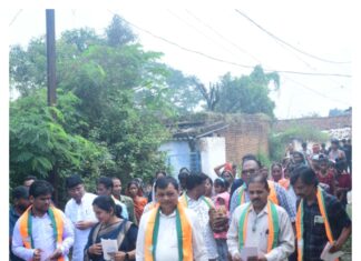 भाजपा प्रत्याशी लखन लाल देवांगन गांव गांव गली गली में कर रहे हैं जनसंपर्क।