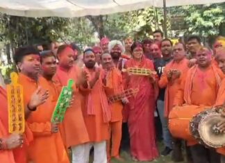 होली के रंग में रंगे ज्योत्सना चरणदास महंत, ढोल-नगाड़ों व फागुनी गीत के बीच थिरके महंत