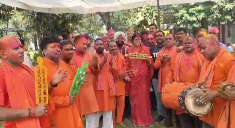 होली के रंग में रंगे ज्योत्सना चरणदास महंत, ढोल-नगाड़ों व फागुनी गीत के बीच थिरके महंत