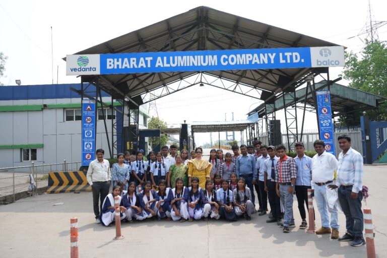 जिला प्रशासन के दिशानिर्देश पर बालको ने कराया छात्रों को शैक्षणिक भ्रमण