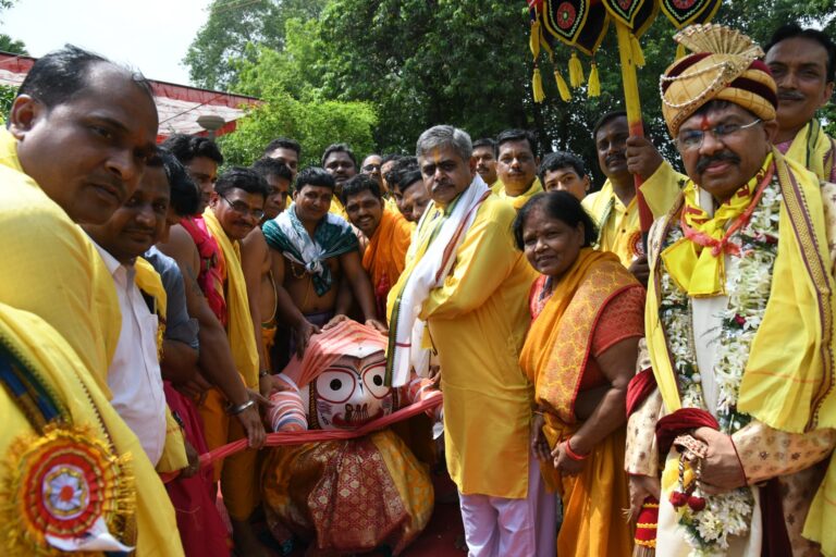 बालकोनगर में आयोजित जगन्नाथ रथ यात्रा उत्सव में उमड़े भक्तजन