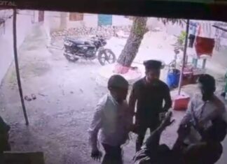 गाड़ी की चाबी के लिए सनके श्रम मंत्री के भाई, घर में घुसकर महिला की कर दी पिटाई… देखिए वीडियो….