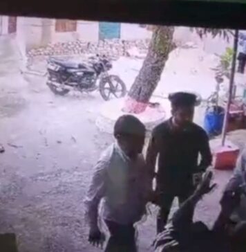 गाड़ी की चाबी के लिए सनके श्रम मंत्री के भाई, घर में घुसकर महिला की कर दी पिटाई… देखिए वीडियो….