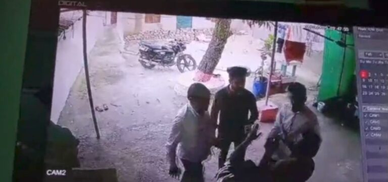 गाड़ी की चाबी के लिए सनके श्रम मंत्री के भाई, घर में घुसकर महिला की कर दी पिटाई… देखिए वीडियो….
